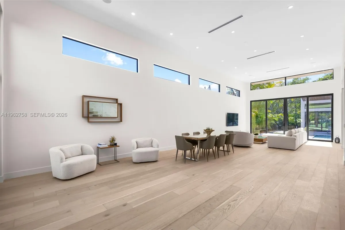 290 NW 48th St, Miami FL 33127