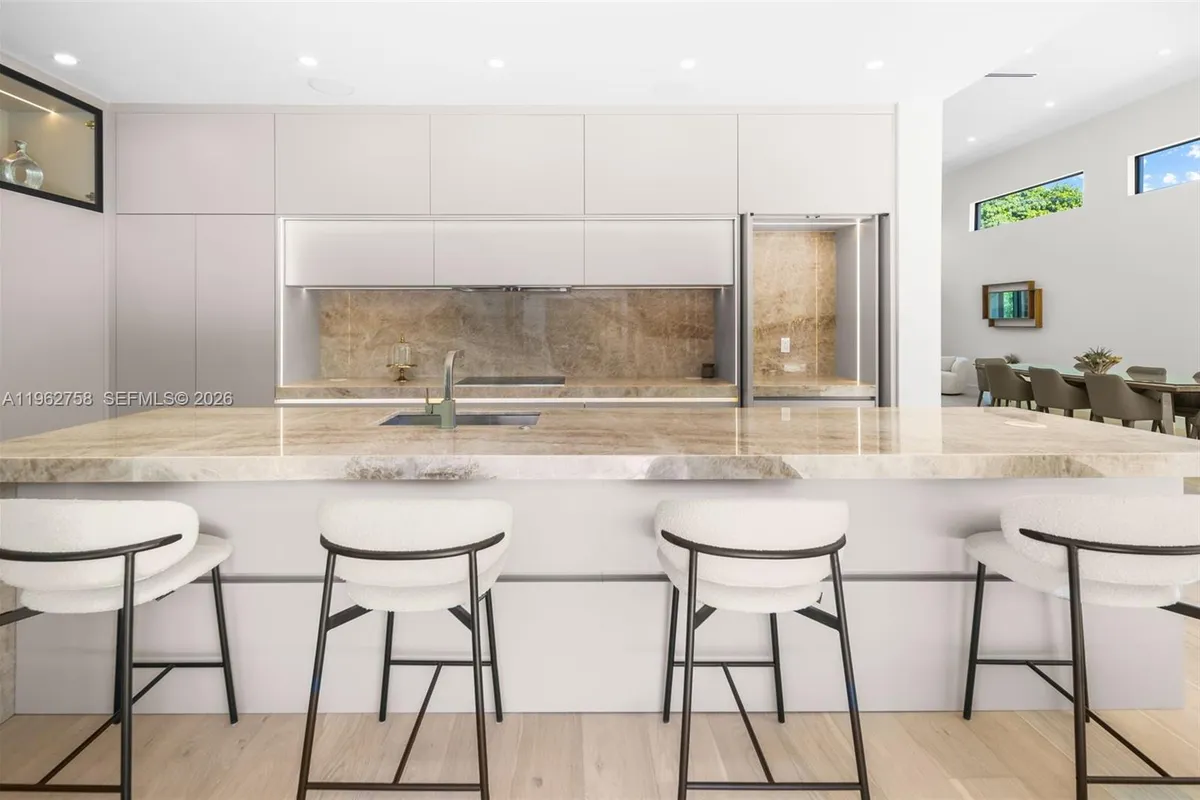 290 NW 48th St, Miami FL 33127