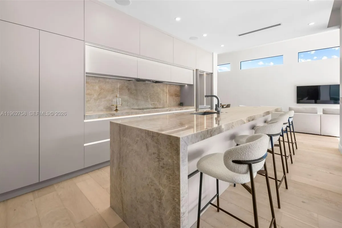 290 NW 48th St, Miami FL 33127