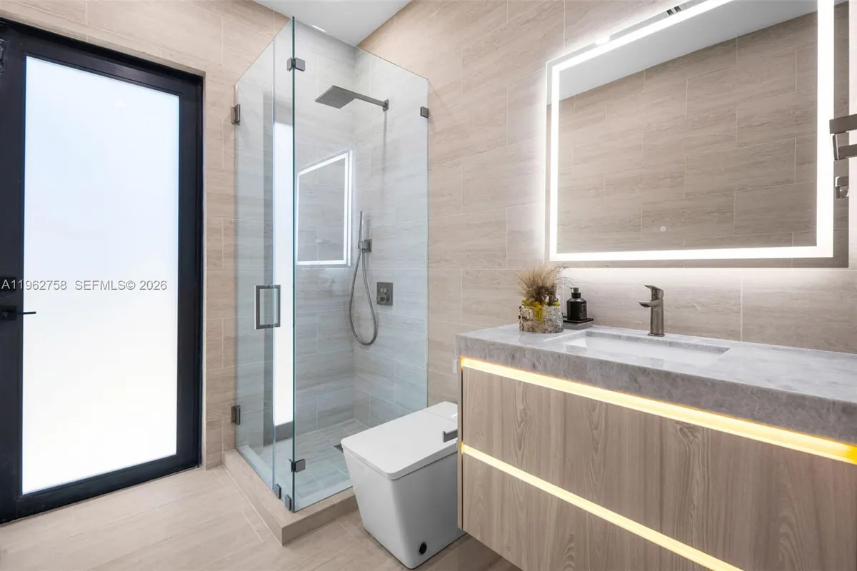 290 NW 48th St, Miami FL 33127