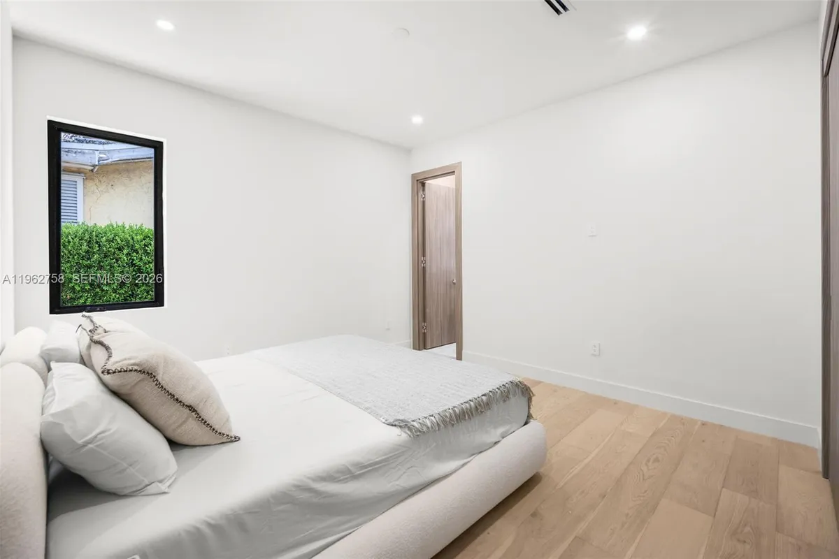 290 NW 48th St, Miami FL 33127