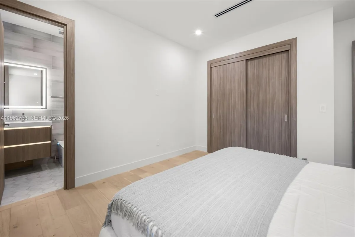 290 NW 48th St, Miami FL 33127