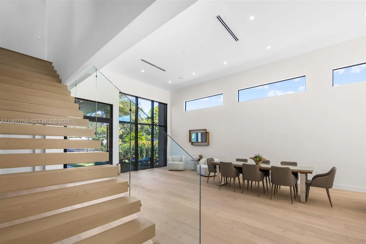 290 NW 48th St, Miami FL 33127