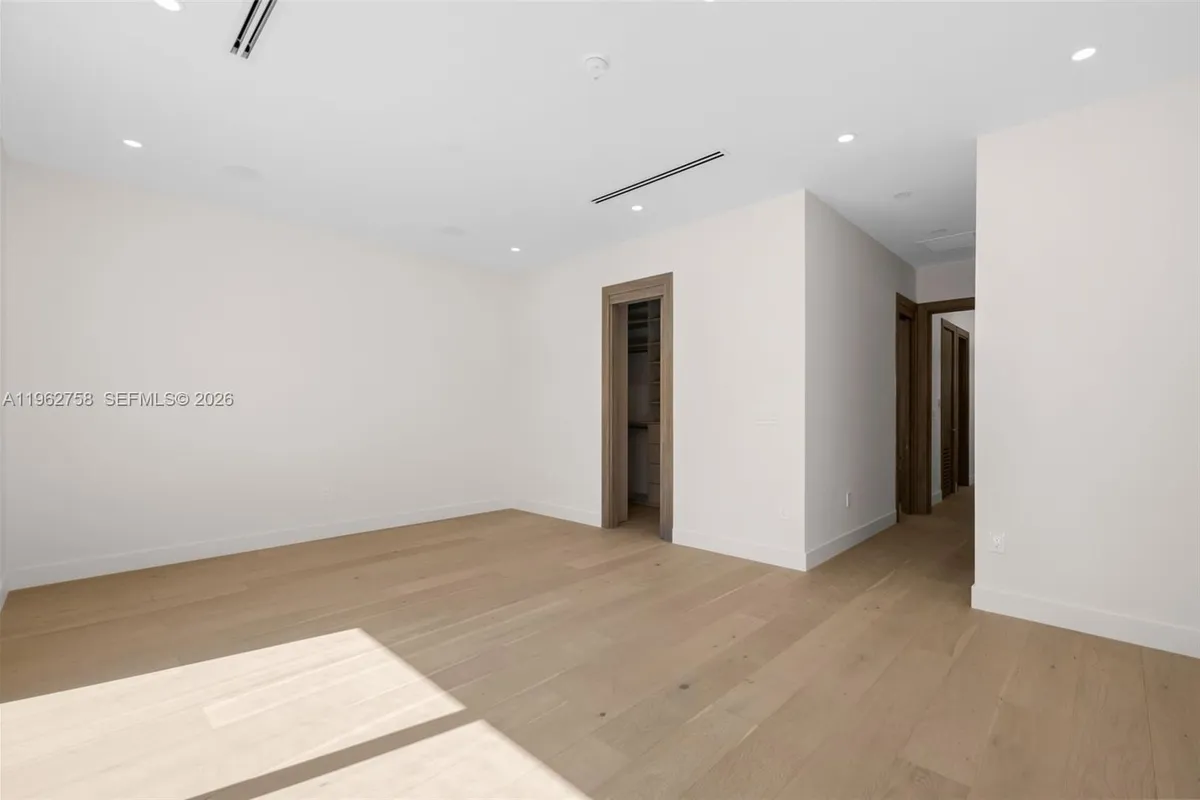 290 NW 48th St, Miami FL 33127