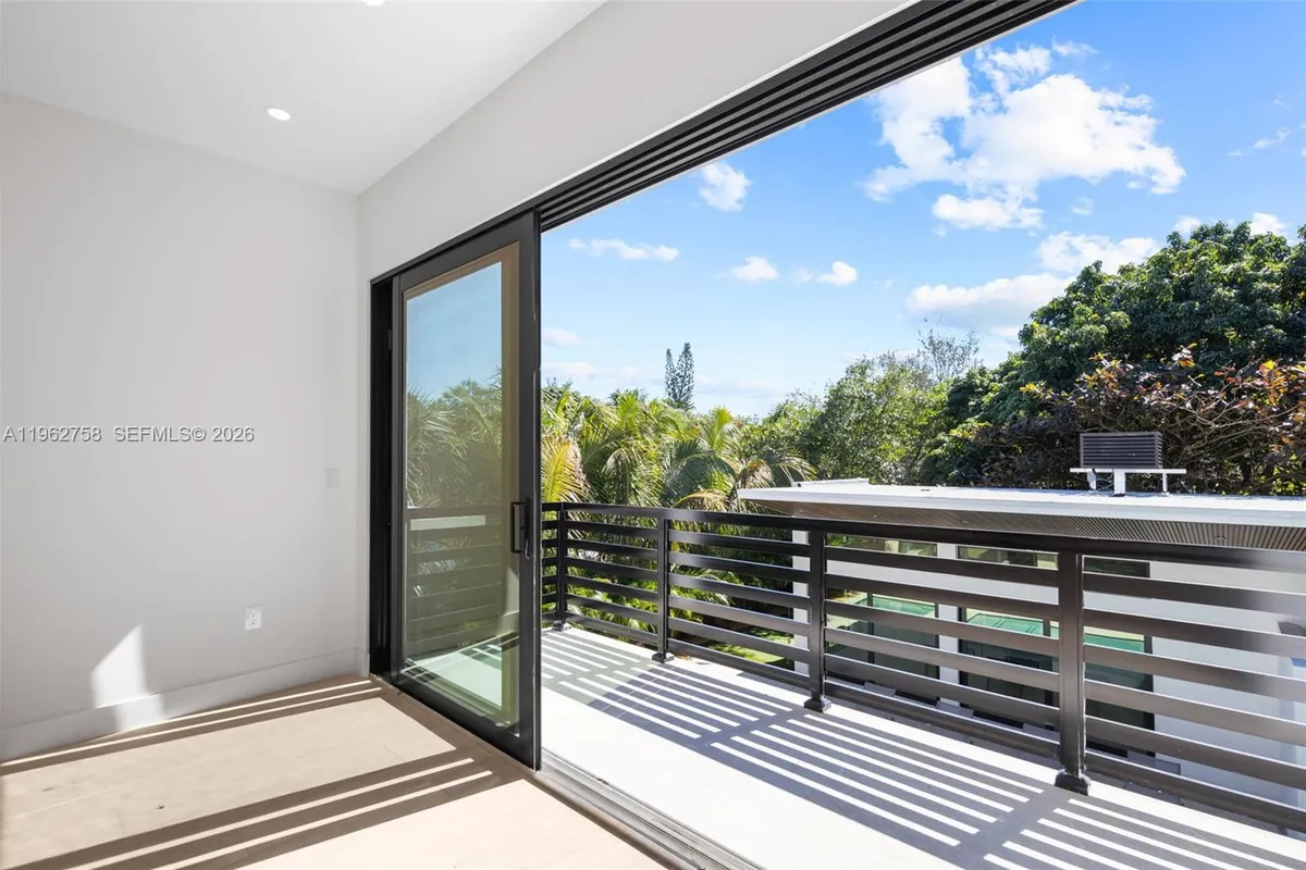 290 NW 48th St, Miami FL 33127