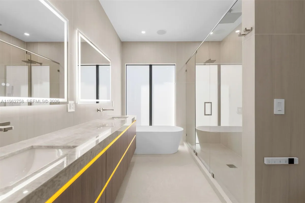 290 NW 48th St, Miami FL 33127