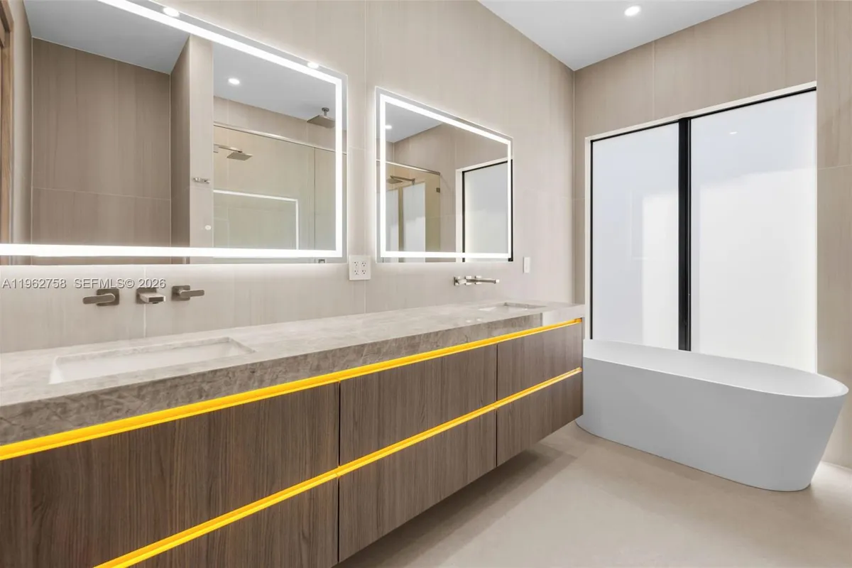 290 NW 48th St, Miami FL 33127