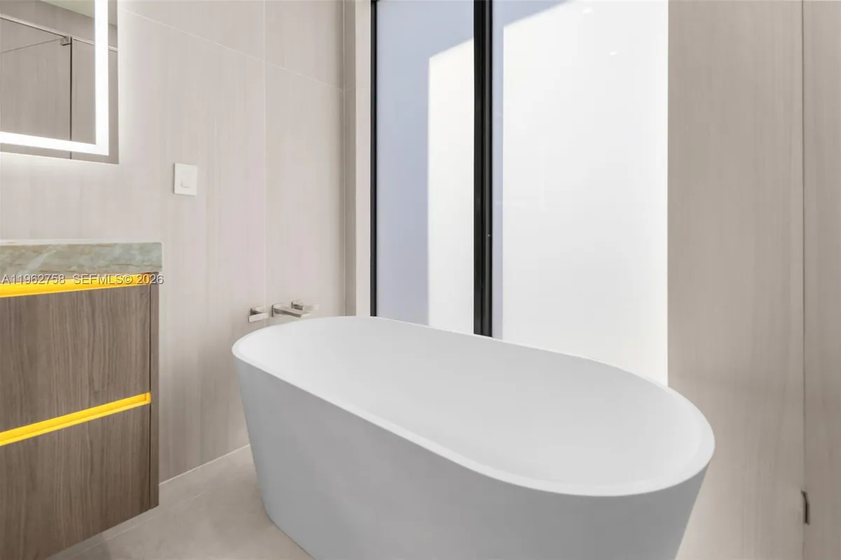 290 NW 48th St, Miami FL 33127