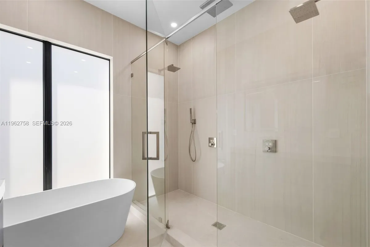 290 NW 48th St, Miami FL 33127