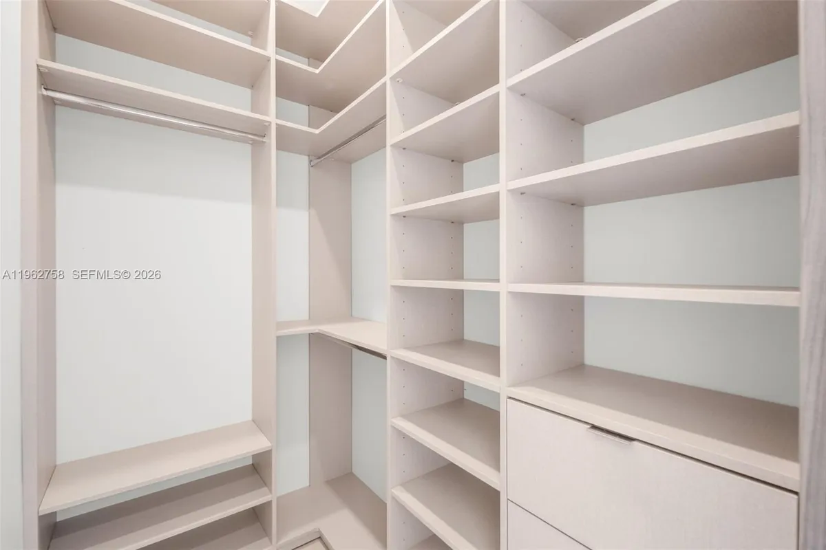 290 NW 48th St, Miami FL 33127