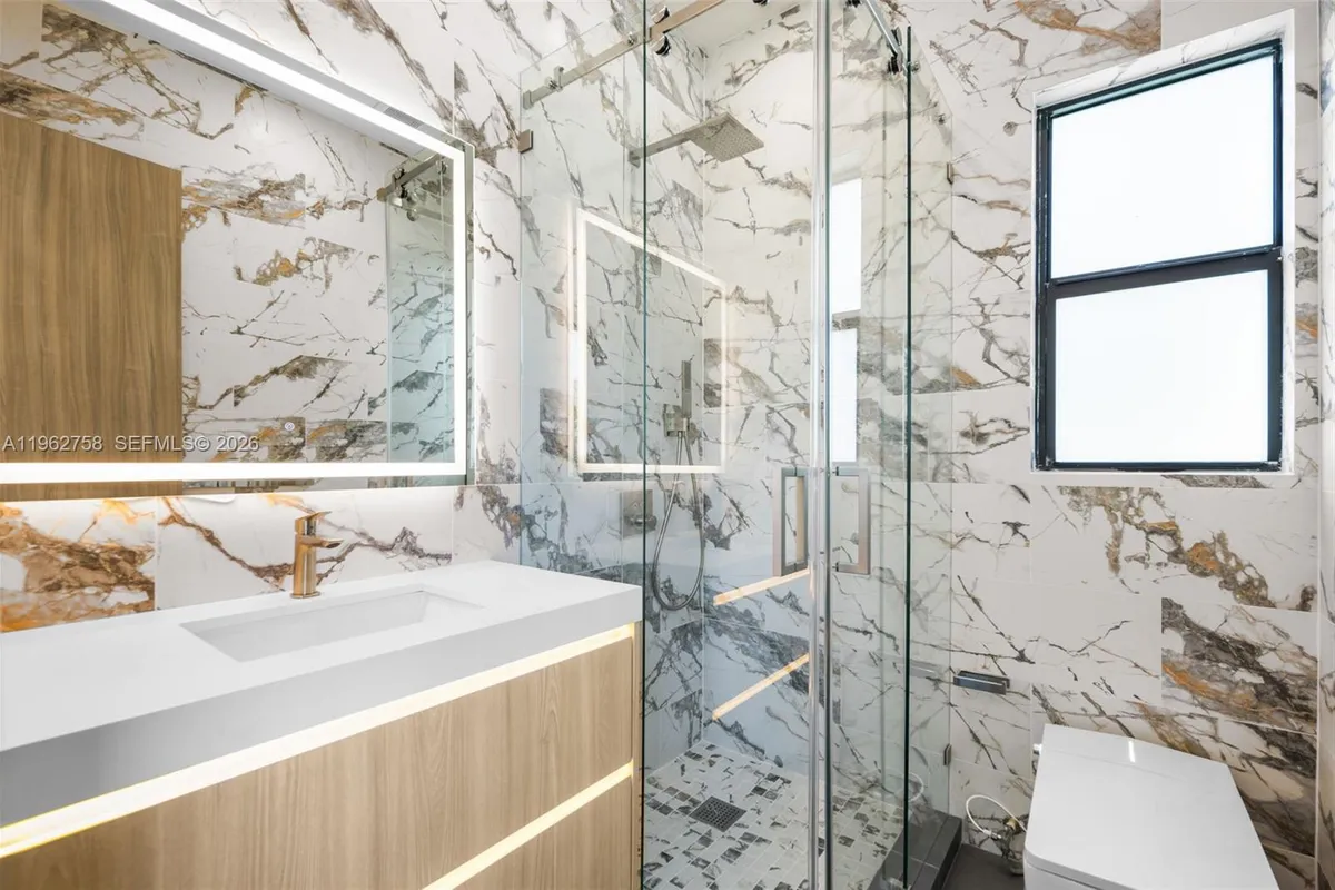 290 NW 48th St, Miami FL 33127