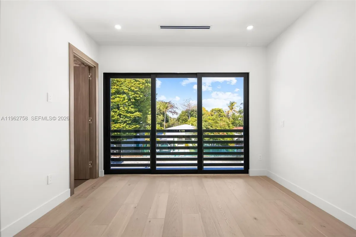 290 NW 48th St, Miami FL 33127