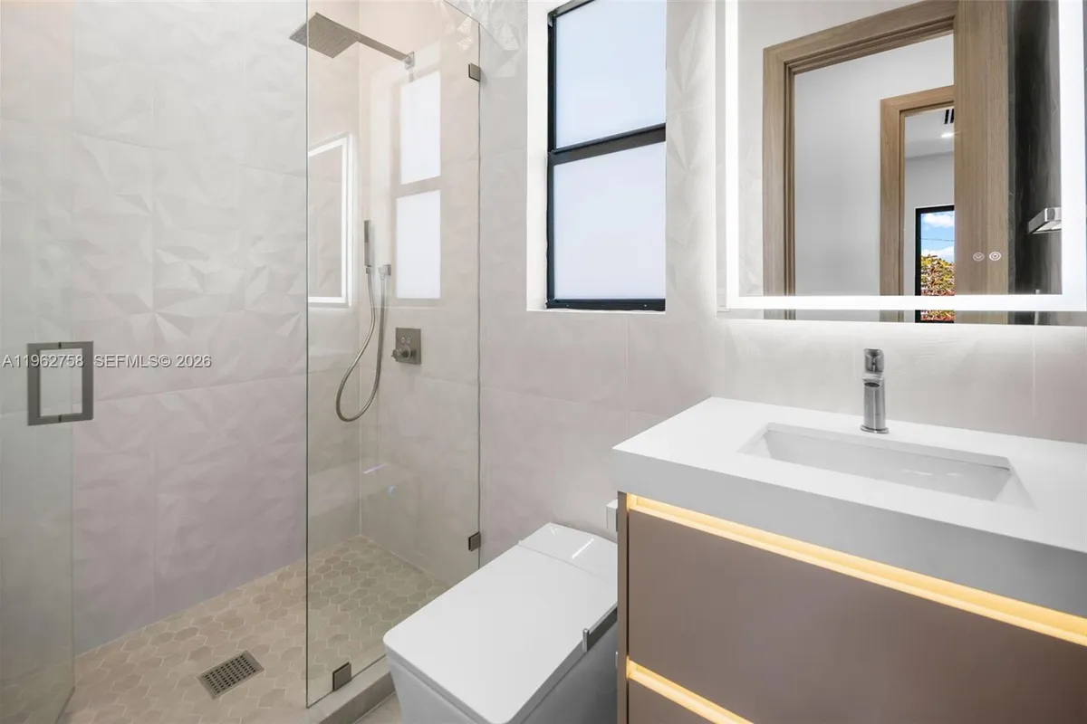 290 NW 48th St, Miami FL 33127