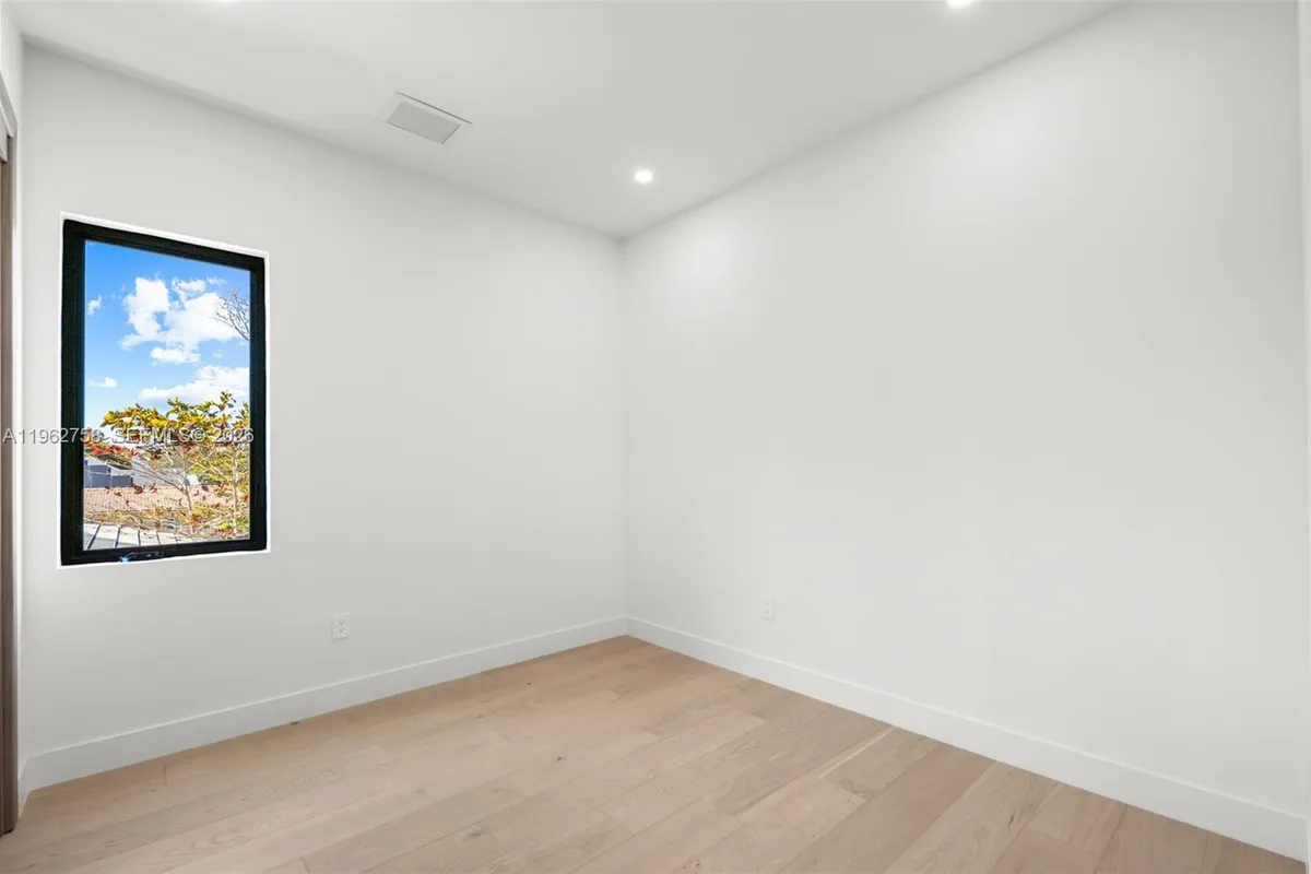 290 NW 48th St, Miami FL 33127