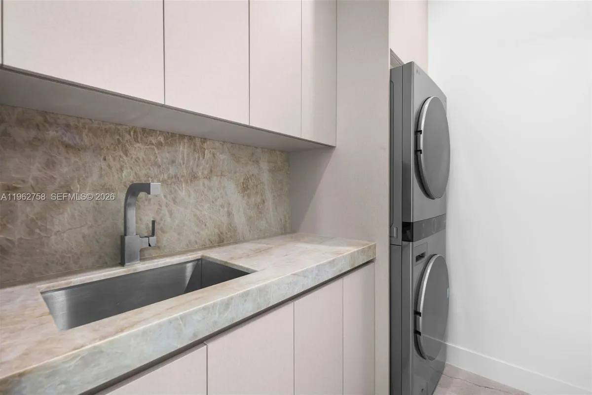 290 NW 48th St, Miami FL 33127