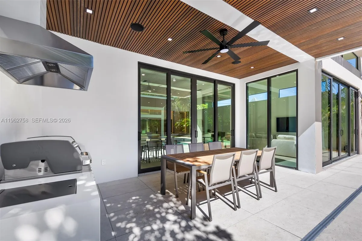 290 NW 48th St, Miami FL 33127