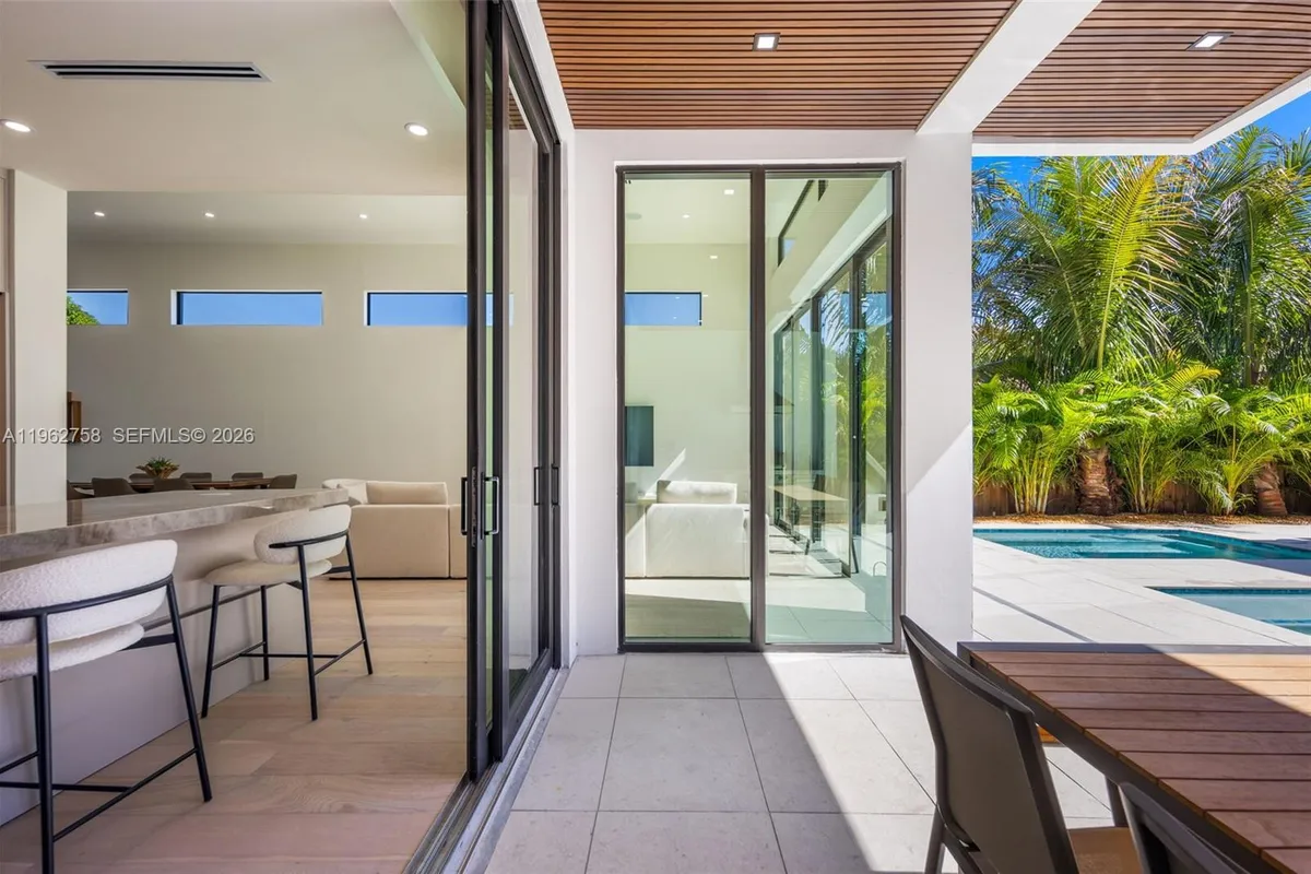 290 NW 48th St, Miami FL 33127