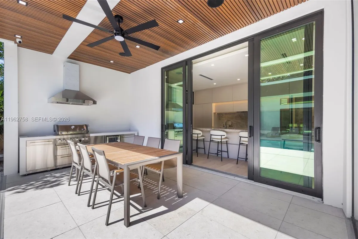 290 NW 48th St, Miami FL 33127