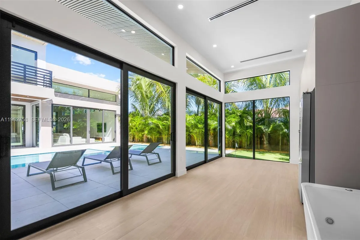 290 NW 48th St, Miami FL 33127