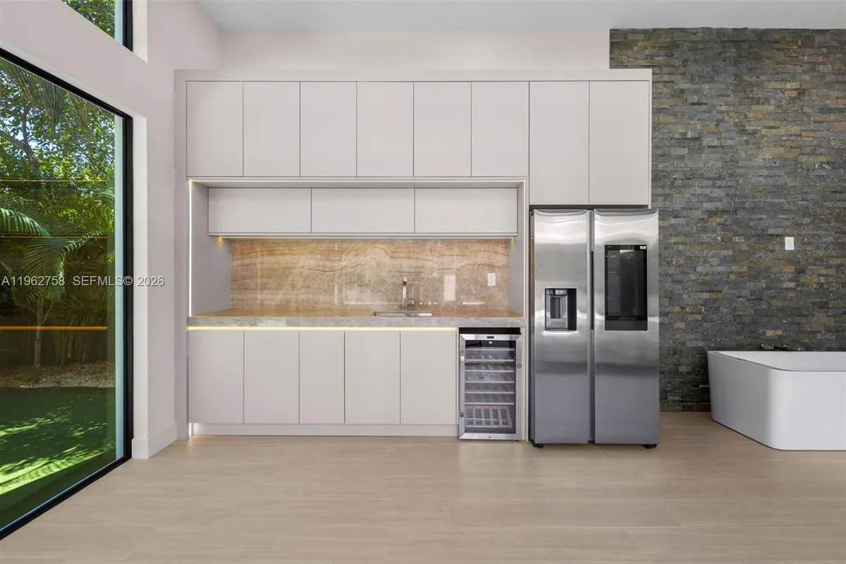 290 NW 48th St, Miami FL 33127