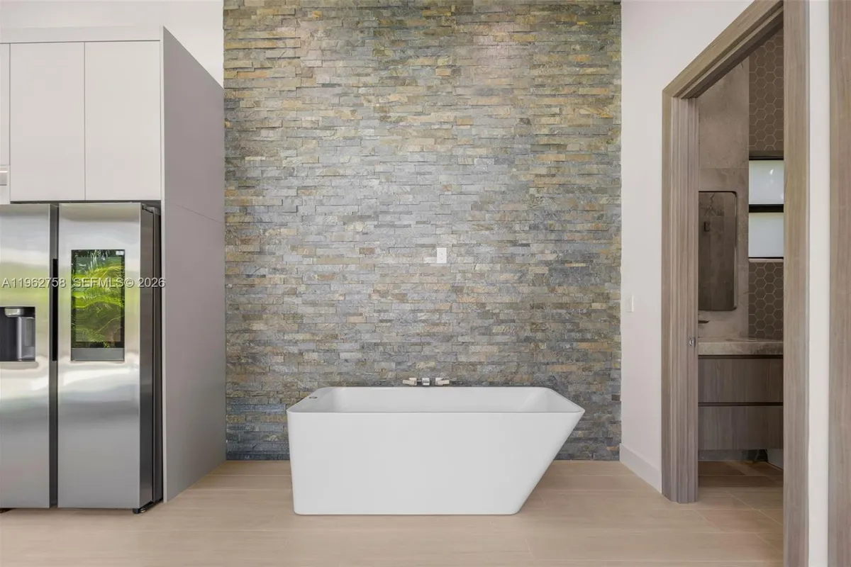 290 NW 48th St, Miami FL 33127