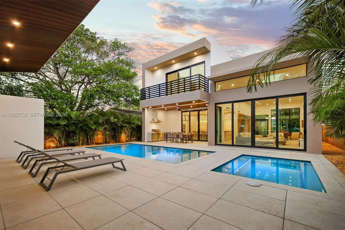 290 NW 48th St, Miami FL 33127