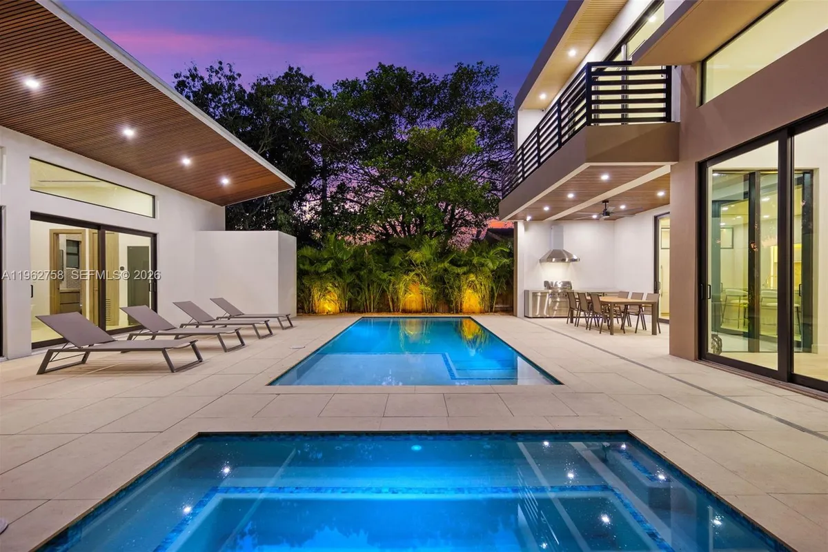 290 NW 48th St, Miami FL 33127