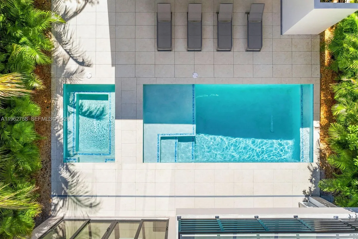 290 NW 48th St, Miami FL 33127