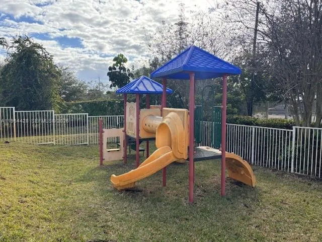 5457 SW 41st St, Pembroke Park FL 33023