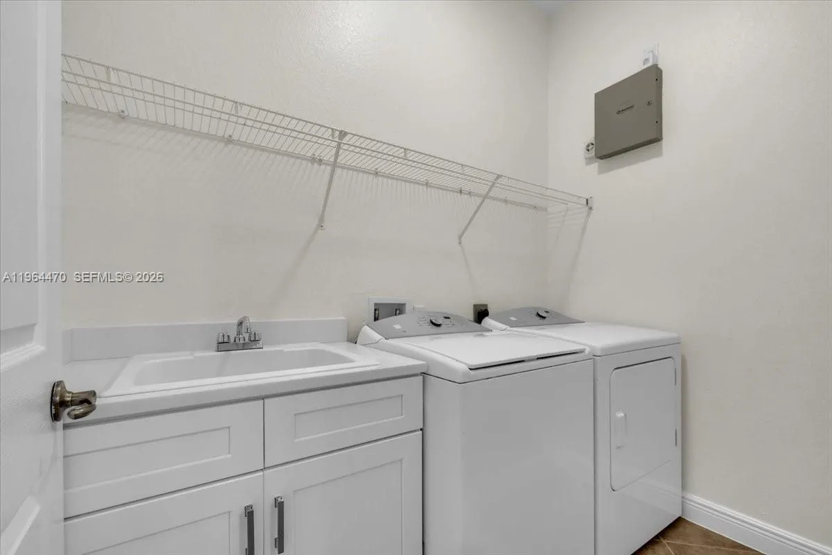 837 Vistana Circle, Naples FL 34119