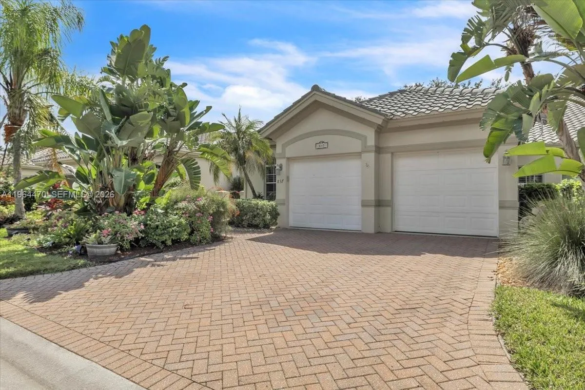 837 Vistana Circle, Naples FL 34119