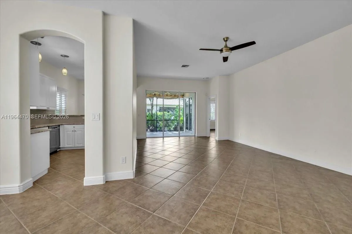 837 Vistana Circle, Naples FL 34119