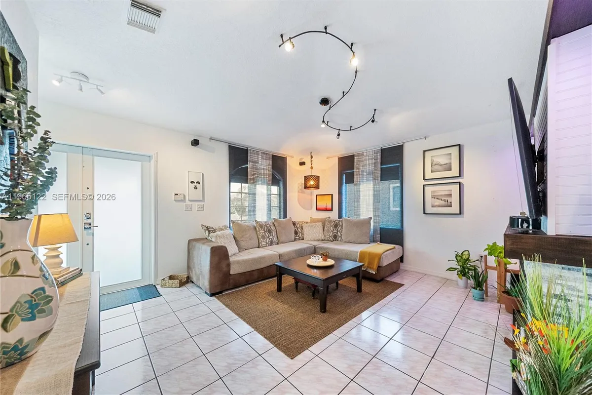 10095 NW 127th St, Hialeah Gardens FL 33018