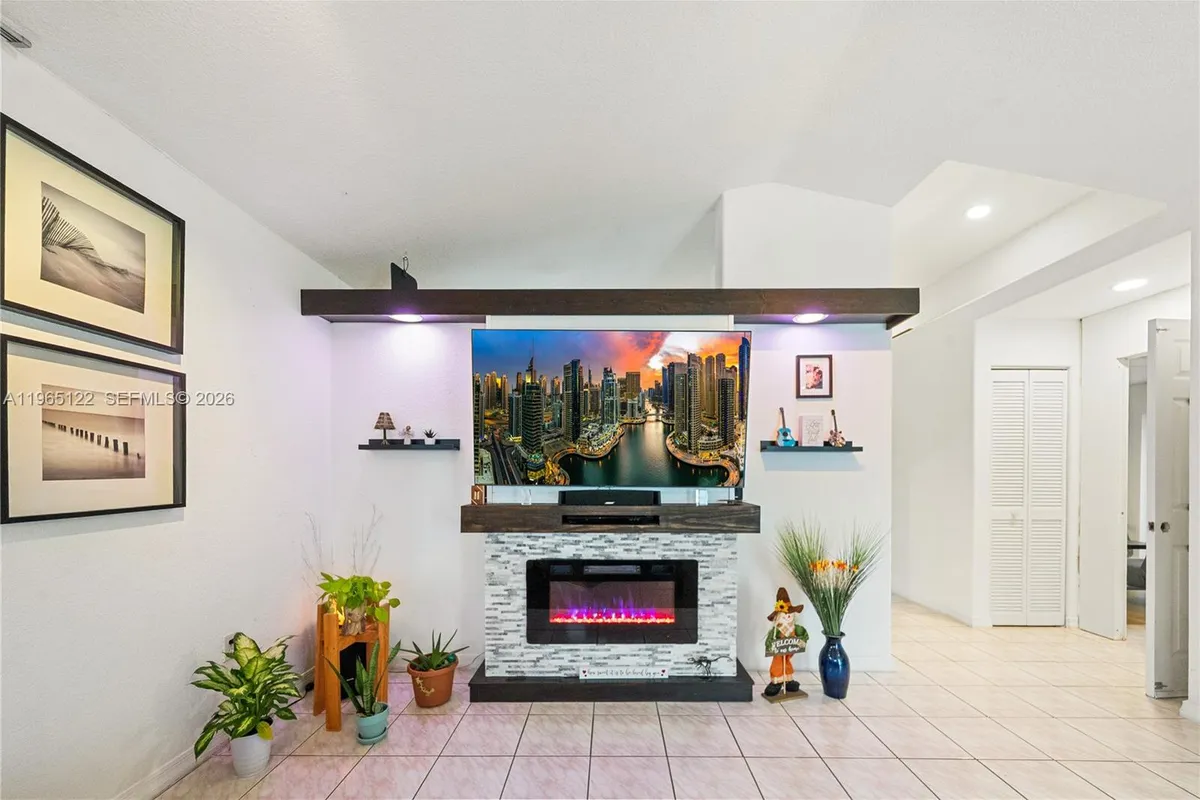 10095 NW 127th St, Hialeah Gardens FL 33018