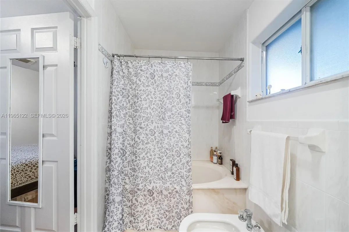 10095 NW 127th St, Hialeah Gardens FL 33018