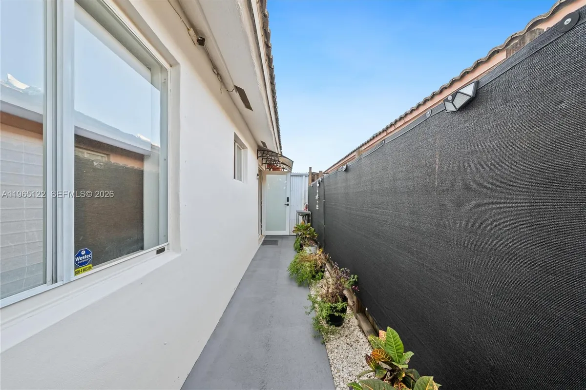 10095 NW 127th St, Hialeah Gardens FL 33018