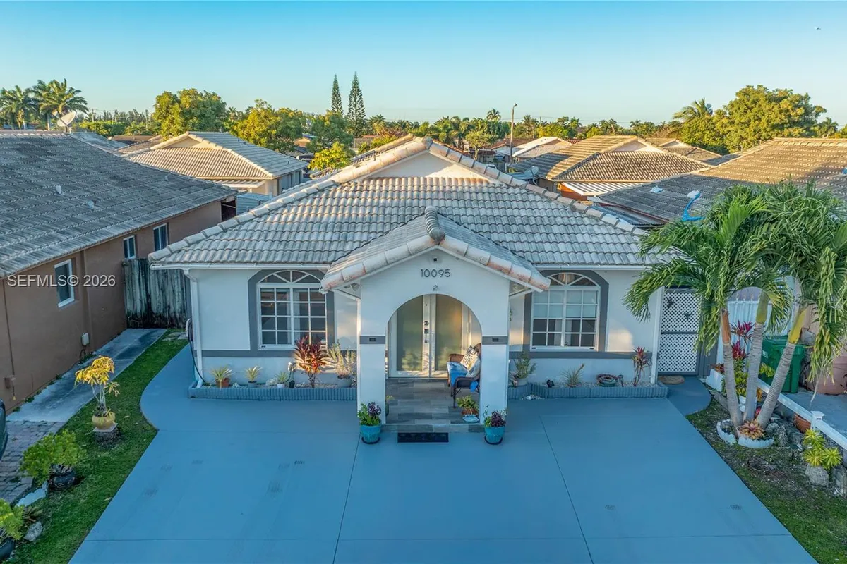 10095 NW 127th St, Hialeah Gardens FL 33018