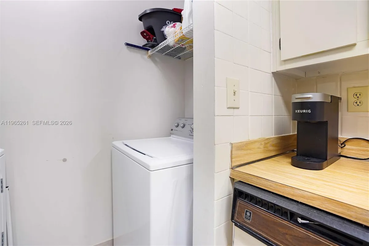 927 NE 199th St # 104, Miami FL 33179