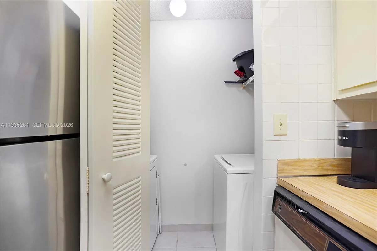 927 NE 199th St # 104, Miami FL 33179