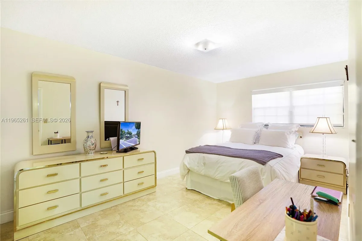 927 NE 199th St # 104, Miami FL 33179