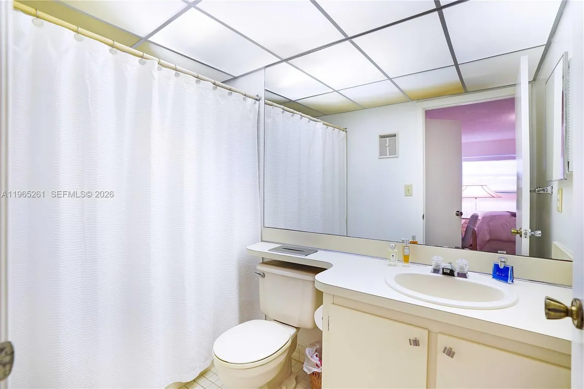 927 NE 199th St # 104, Miami FL 33179