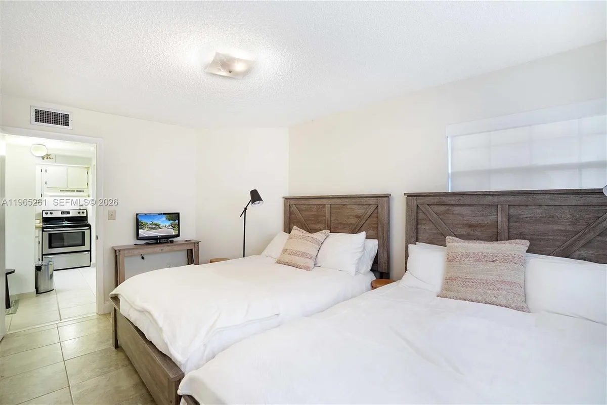 927 NE 199th St # 104, Miami FL 33179