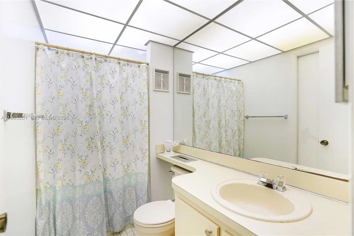 927 NE 199th St # 104, Miami FL 33179