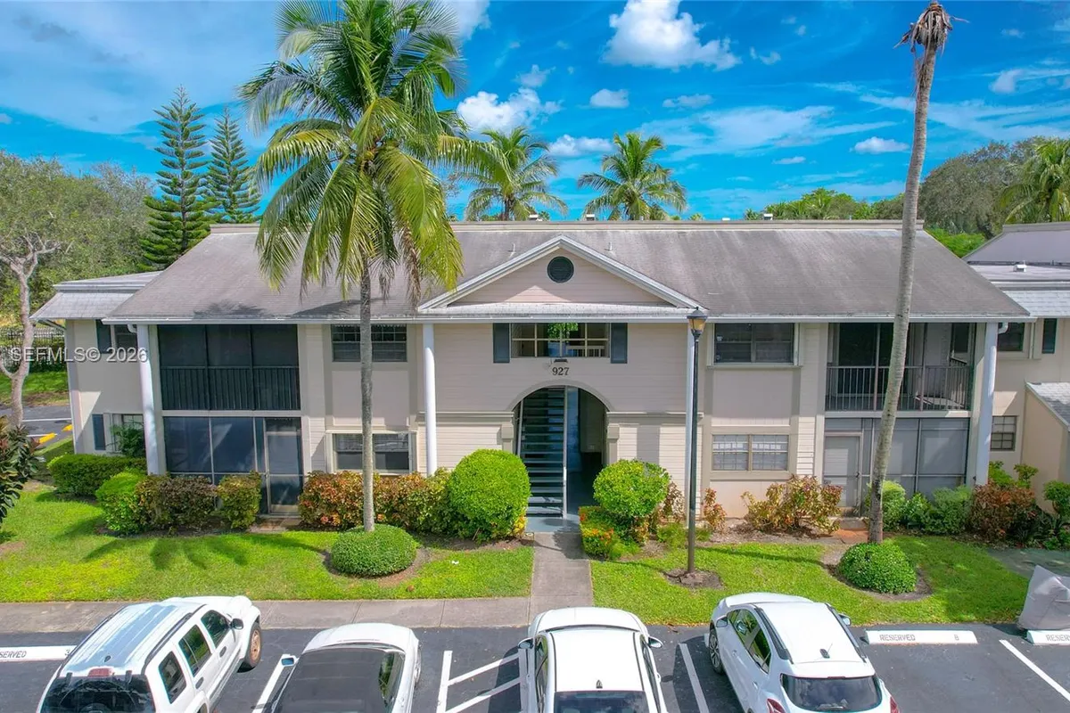 927 NE 199th St # 104, Miami FL 33179