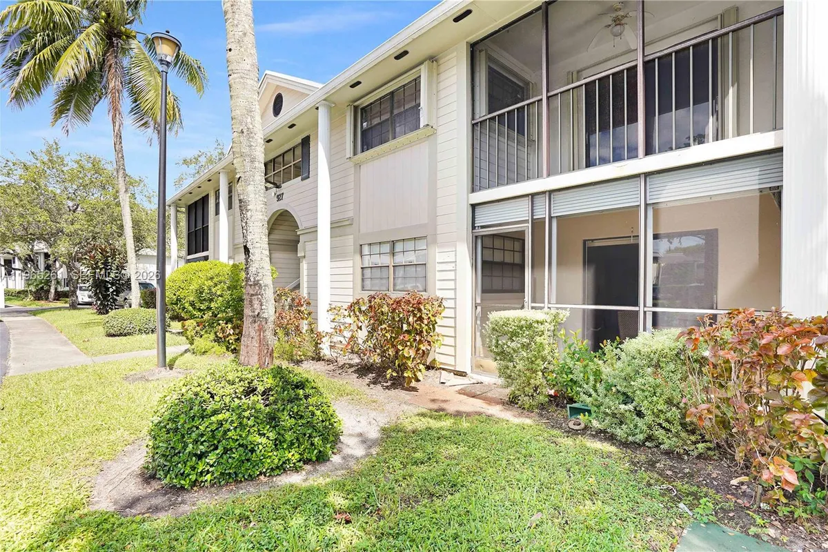 927 NE 199th St # 104, Miami FL 33179