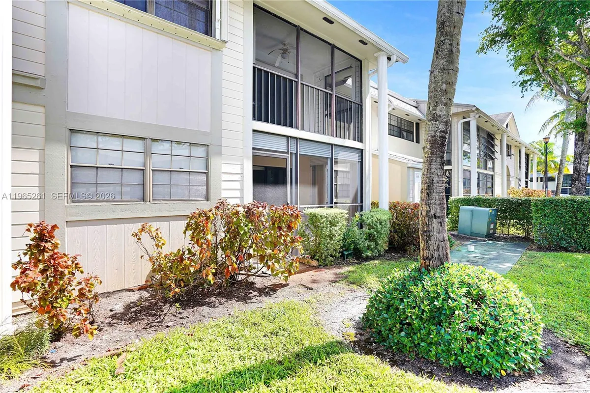 927 NE 199th St # 104, Miami FL 33179