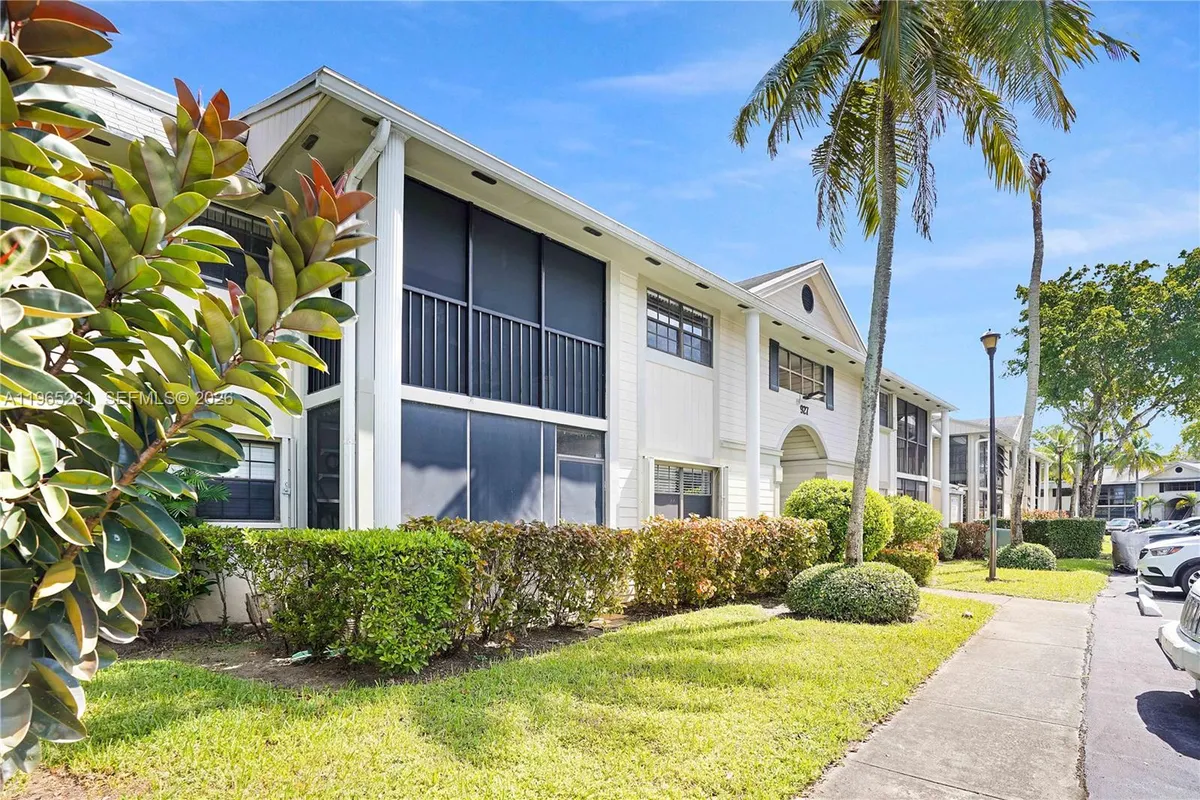 927 NE 199th St # 104, Miami FL 33179