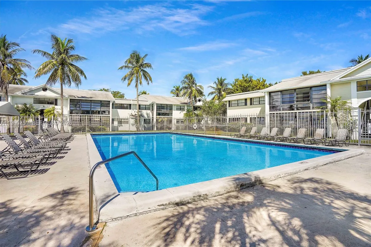 927 NE 199th St # 104, Miami FL 33179