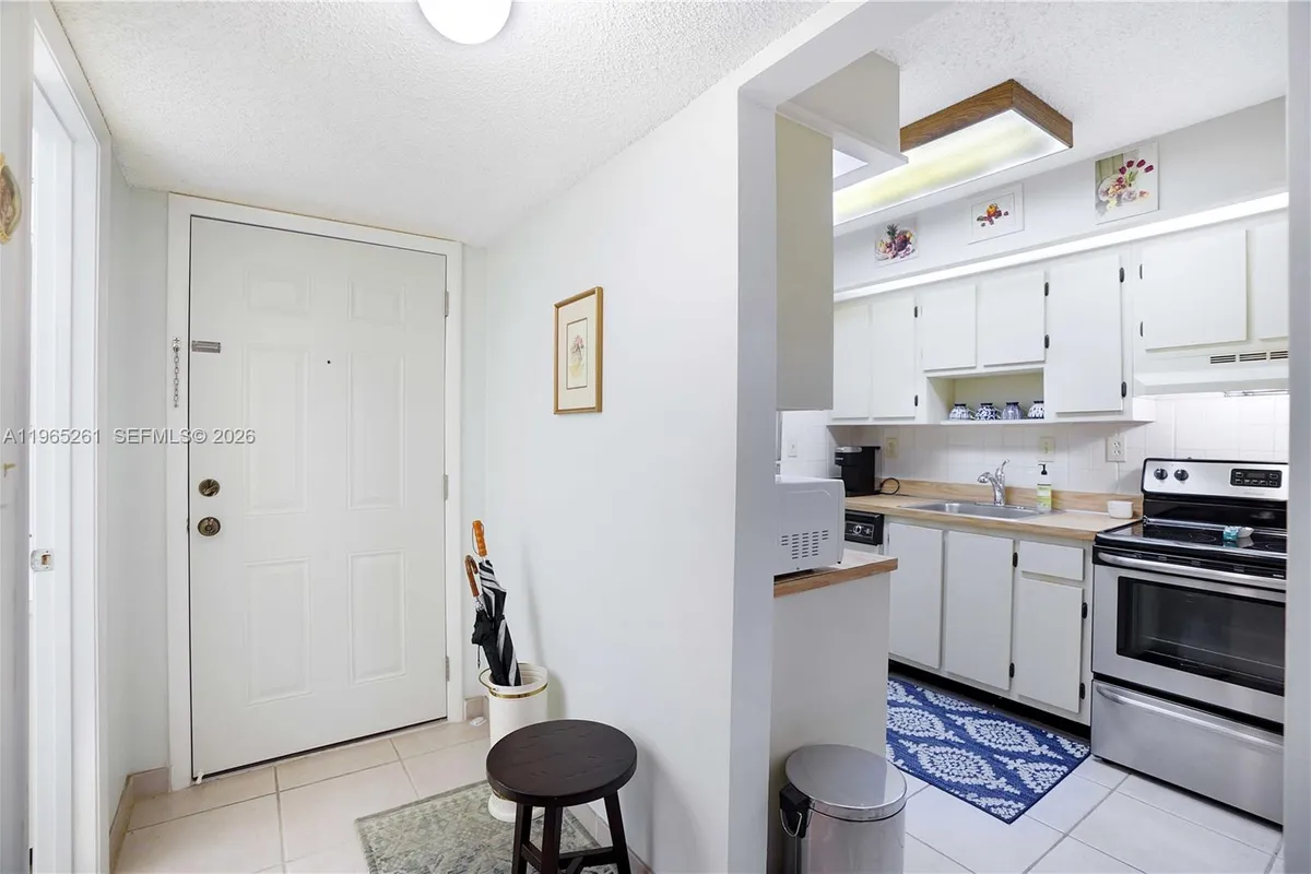 927 NE 199th St # 104, Miami FL 33179