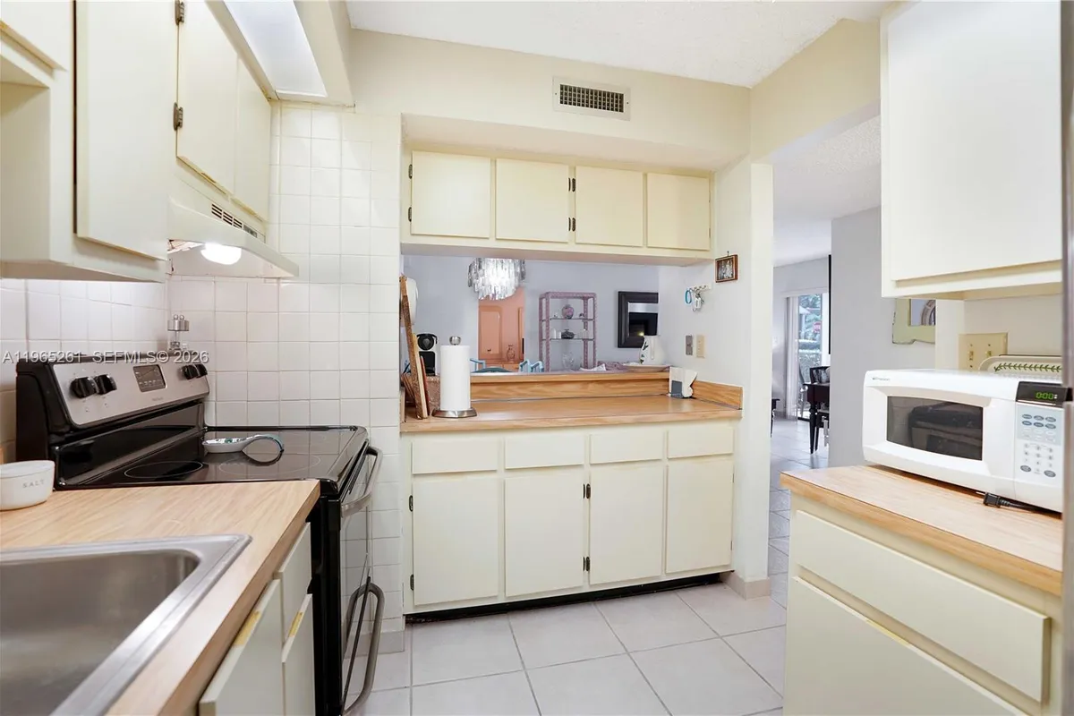 927 NE 199th St # 104, Miami FL 33179